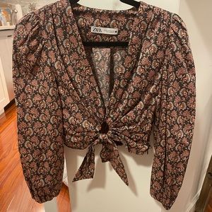 Floral print key hole cropped top. With puffed shoulders